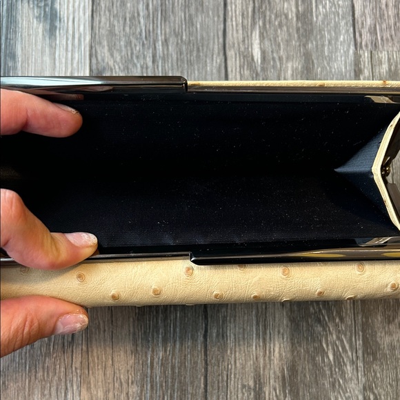 Enzo Angiolini genuine tan ostrich leather with kiss lock Long wallet - Picture 2 of 9